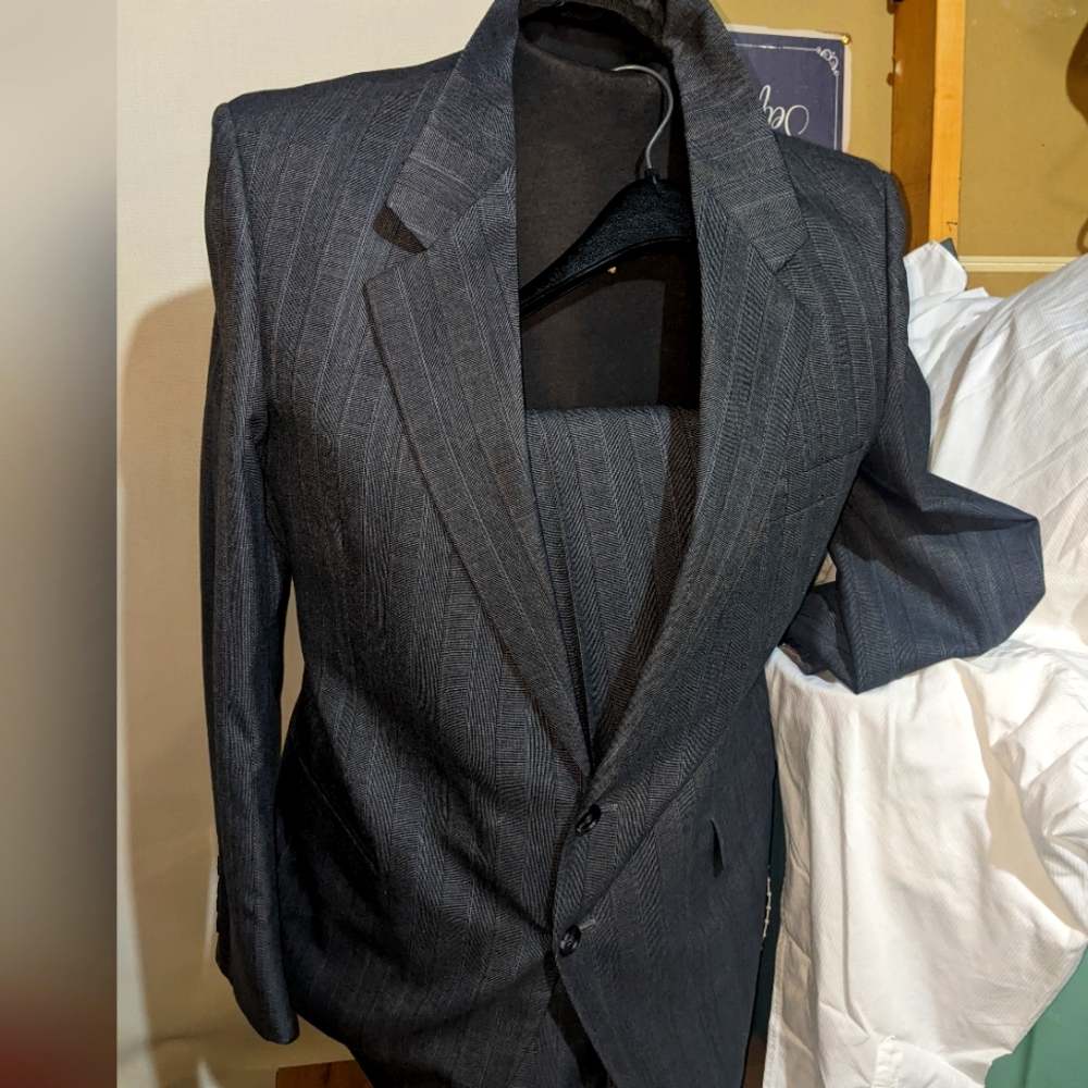 Vintage Pure Lainf Vierge pin stripped Suite.